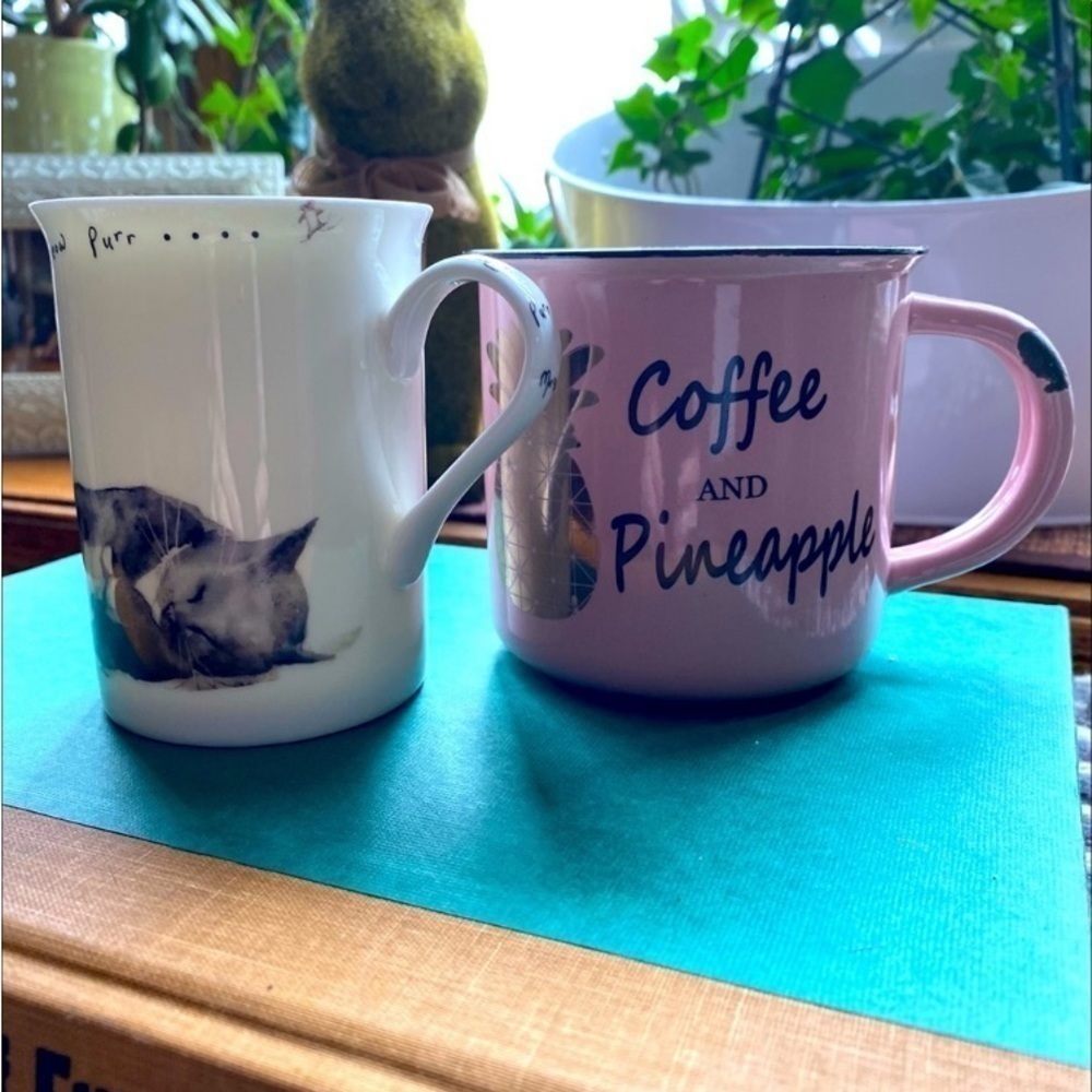 Pink pineapple and white cat mug​​​​​​​​​​